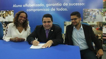 Reitor assina acordo para formação de professores da educação básica de Manaus em programação